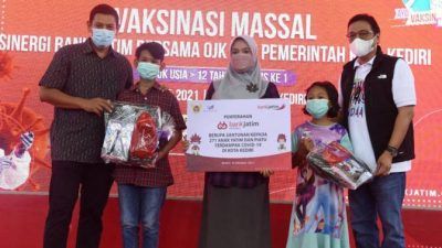 Wali Kota Kediri Abdullah Abu Bakar (kiri) dan perwakilan Bank Jatim Cabang Kediri saat menyalurkan CSR untuk anak yatim terdampak Covid-19 di Kota Kediri. (Foto: Pemkot Kediri) tugu jatim