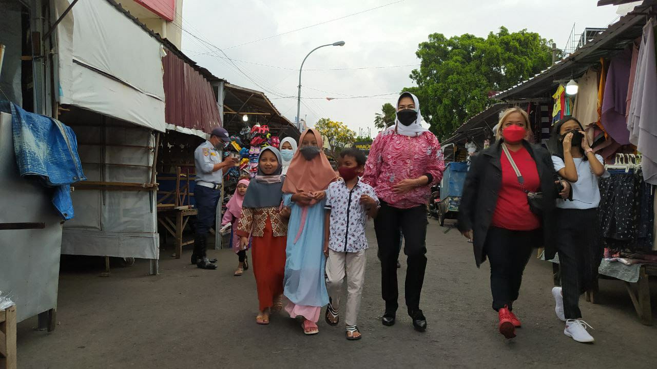 Dewanti Rumpoko saat di Alun-Alun Kota Batu pada Senin (18/10/2021). (Foto: M. Ulul Azmy/Tugu Malang/Tugu Jatim)