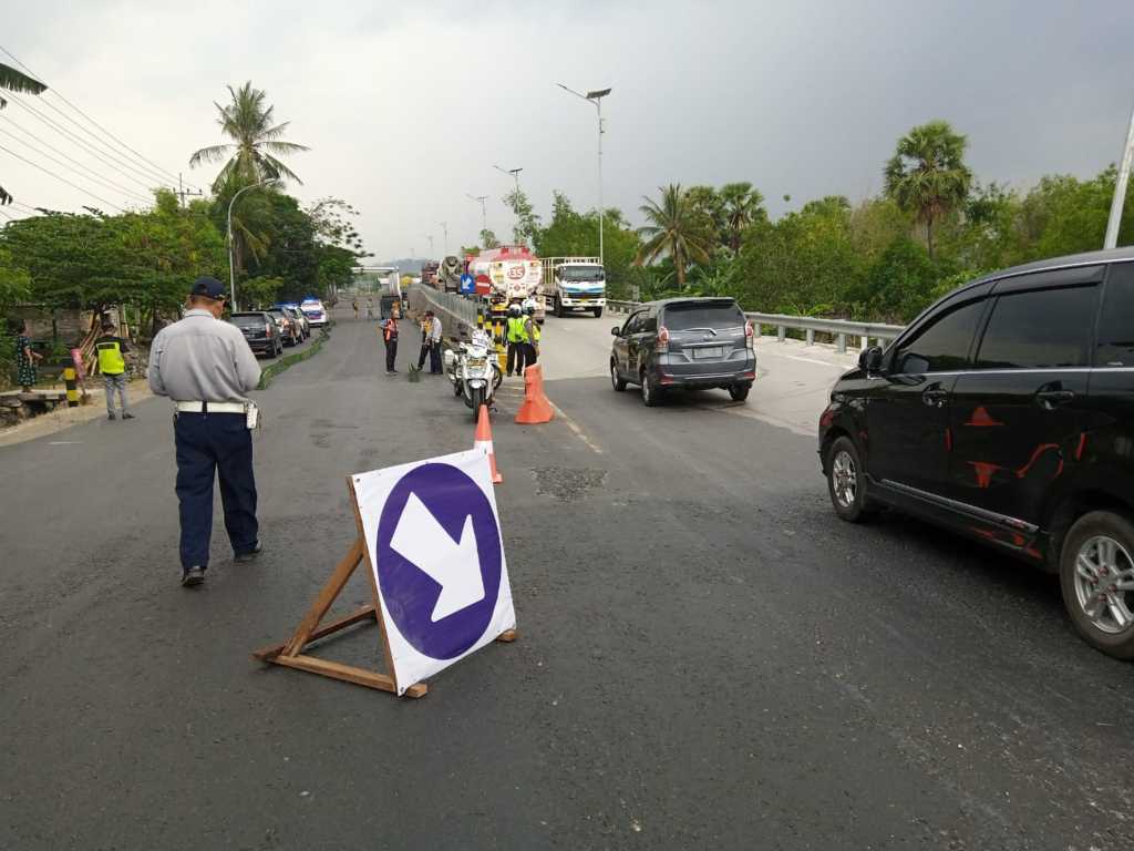 Petugas kepolisian melakukan rekayasa lalu lintas di Jalur Semarang-Surabaya yang dialihkan di arah sebaliknya atau ke Jembatan Kepet baru. (Foto: Mochamad Abdurrochim/Tugu Jatim)