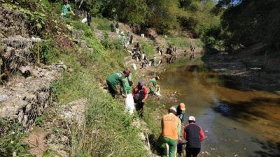 Kegiatan bersih-bersih sampah di sungai yang ada di Desa Batokan, Kecamatan Kasiman, Bojonegoro (Foto: istimewa) tugu jatim dlh bojonegoro