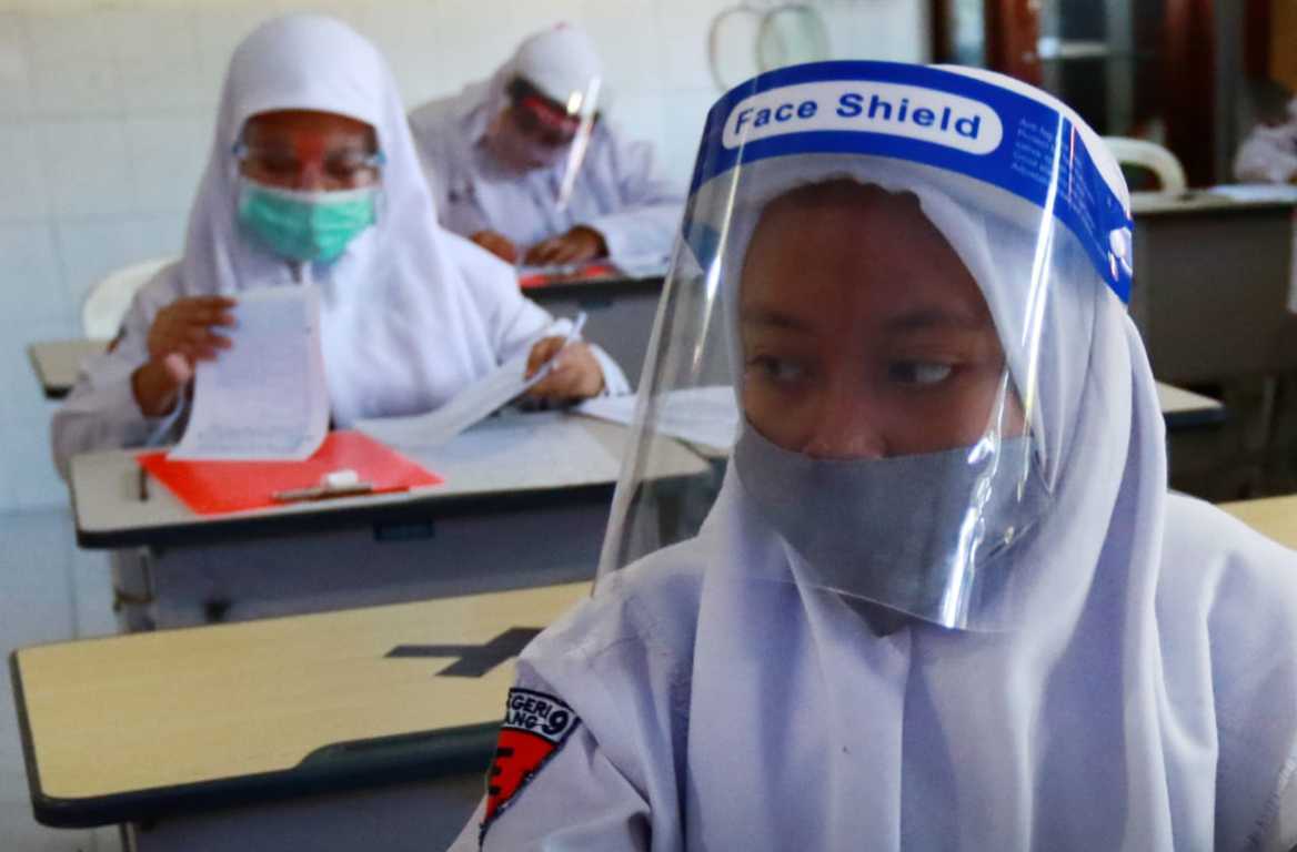 Untuk memberikan keamanan dari virus Covid-19, semua siswa memakai masker maupun face shield saat pembelajaran tatap muka. (Foto: Rubianto/Tugu Malang/Tugu Jatim)