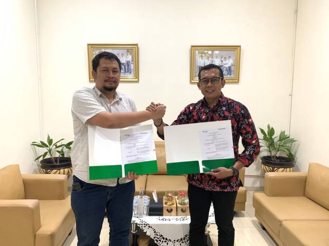 CEO Tugu Media Group, Irham Thoriq dan juga Kepala BPJS Ketenagakerjaan Cabang Malang, Imam Santoso. (Foto: Dokumen) tugu jatim