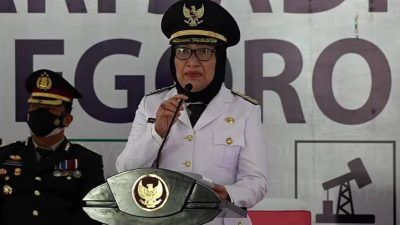 Bupati Bojonegoro Anna Muawanah saat memimpin upacara peringatan Hari Jadi Bojonegoro (HJB) ke-344 di Pendopo Malowopati Bojonegoro, Rabu (20/10/2021). (Foto: YouTube Pemkab Bojonegoro) tugu jatim