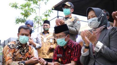 Wali Kota Batu Dewanti Rumpoko bersama Wakil Wali Kota Punjul Santoso saat ziarah ke makam tokoh Bedah Karawang pada 2020 lalu. (Foto: Prokopim KWB/Tugu Jatim)