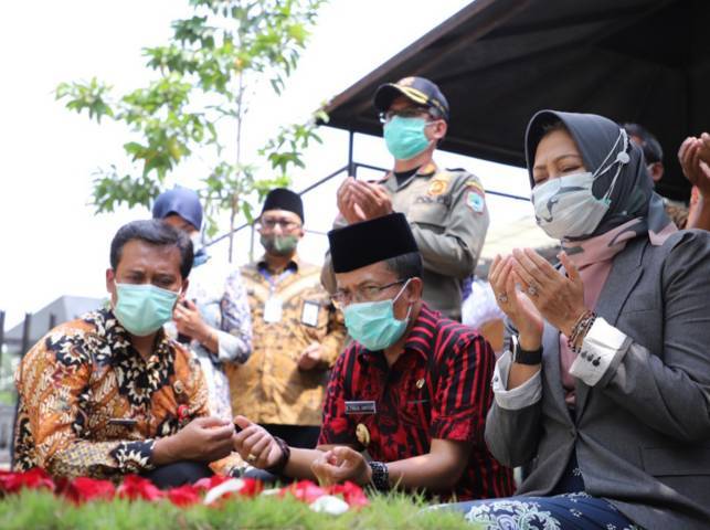 Wali Kota Batu Dewanti Rumpoko bersama Wakil Wali Kota Punjul Santoso saat ziarah ke makam tokoh Bedah Karawang pada 2020 lalu. (Foto: Prokopim KWB/Tugu Jatim)