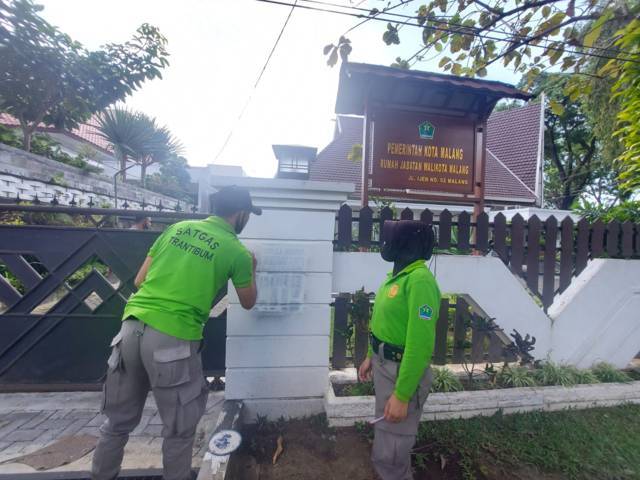 Aksi vandalisme bertuliskan "Wali Kota Tewur Mundur Ji!" terjadi di pagar rumdis wali Kota Malang. (Foto: Istimewa/Tugu Jatim)