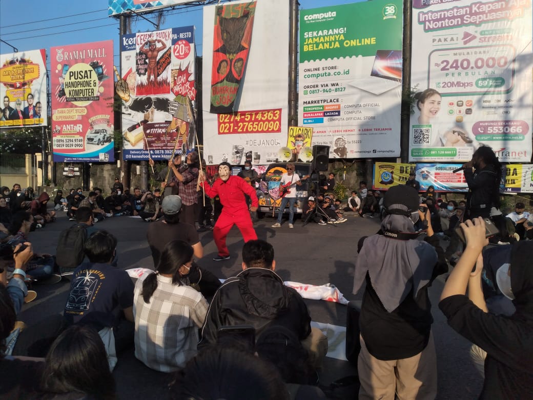 Penampilan Kepal SPI membawakan lagu, diiringi beberapa massa yang memamerkan puppet satir menyinggung pemerintah dalam aksi gejayan memangil, Sabtu (9/10/2021)/tugu jatim