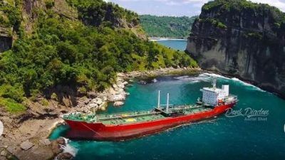 Kapal tanker Alisa XVII yang kandas di perairan Pantai Pikatan Pacitan/tugu jatim