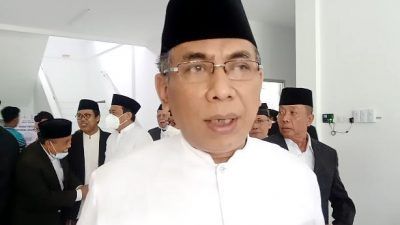 KH Yahya Cholil Staquf, kandidat calon Ketum PBNU, saat ditemui awak media usai kegiatan Pelantikan Rektor IAINU Tuban pada Kamis (28/10/2021). (Foto: Mochamad Abdurrochim/Tugu Jatim)