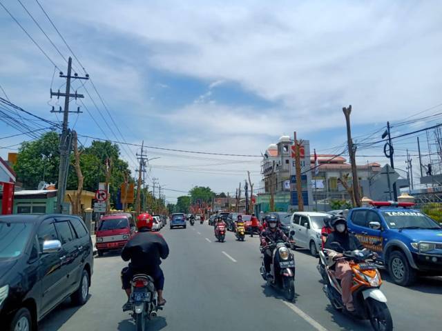 Suasana siang hari di Jalan Panglima Sudirman, Bojonegoro. (Foto: Mila Arinda/Tugu Jatim) bmkg tuban cuaca panas