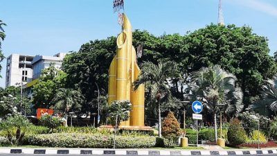 Monumen Bambung Runcing di Jalan Panglima Sudirman Kota Surabaya./tugu jatim