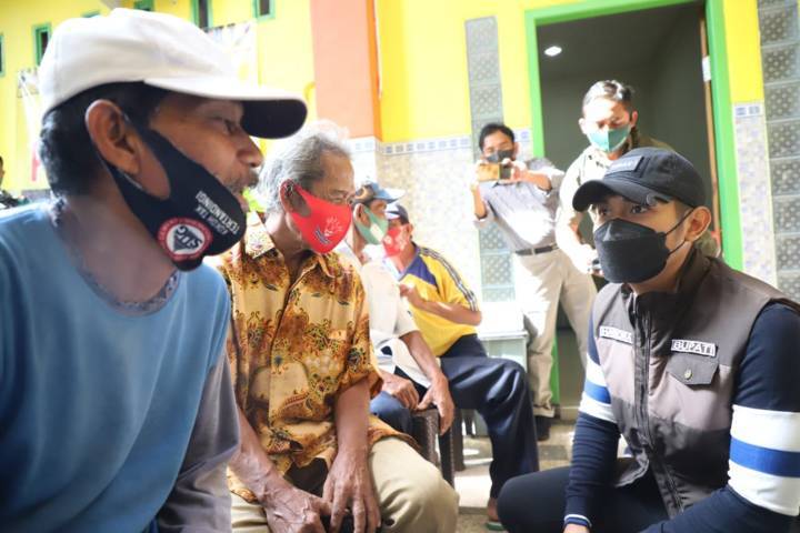 Bupati Tuban Aditya Halindra Faridzky saat meninjau vaksinasi di sejumlah desa di Kabupaten Tuban. (Foto: Diskominfo Tuban/Tugu Jatim)