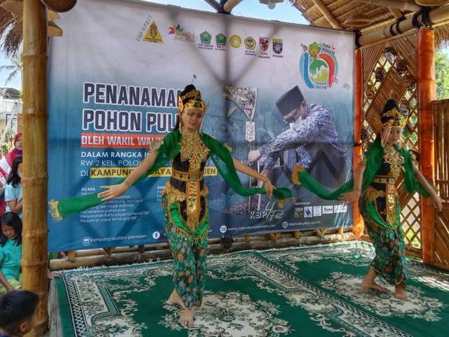 Pertunjukan kesenian yang disajikan masyarakat di Kampung Tematik Kota Malang. (Foto: M. Sholeh/Tugu Malang/Tugu Jatim)