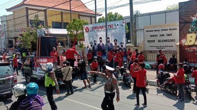 Puluhan anggota PDI Perjuangan gelar aksi di depan Mapolres Bojonegoro, Jumat (08/10/2020)/tugu jatim