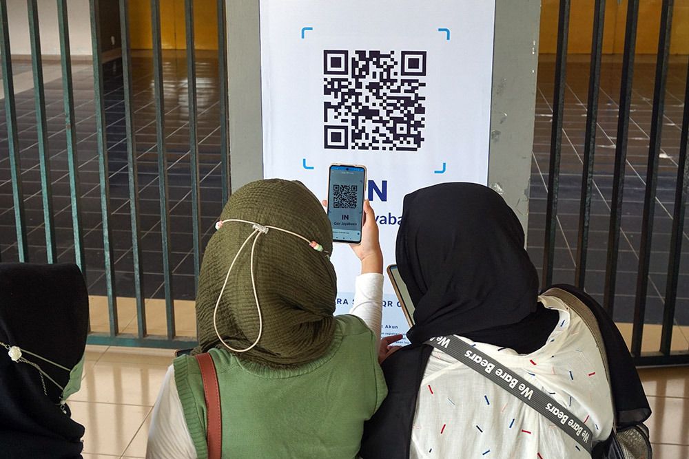 Pengunjung GOR Jayabaya Kota Kediri harus melakukan scan terlebih dulu sebelum memasuki gedung. (Foto: Dokumen/Tugu Jatim)