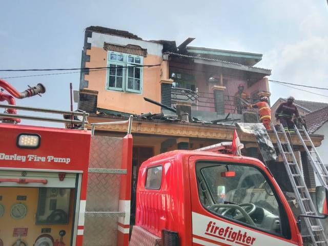 Proses pemadaman api yang melahap rumah pengusaha kulit di Kota Malang, Selasa (26/10/2021). (Foto: M Sholeh/Tugu Malang/Tugu Jatim)