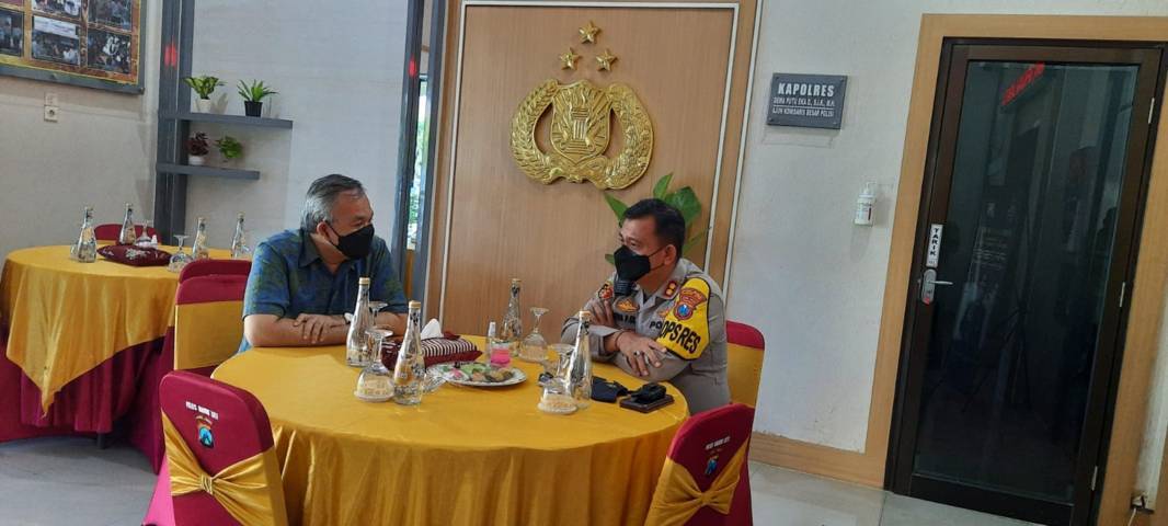 Kapolres Madiun Kota AKBP Dewa Putu Eka Darmawan dan Pakar Komunikasi dan Motivator Nasional Dr Aqua Dwipayana berbincang secara gayeng. (Foto: Dokumen/Tugu Jatim)