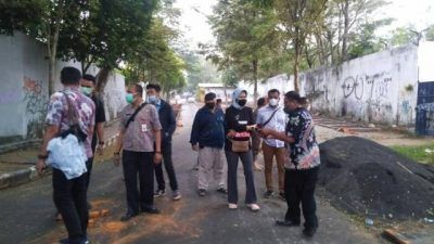 Wali Kota Batu Dewanti Rumpoko saat meninjau progres pembangunan tempat relokasi pedagang Pasar Besar Batu. (Foto: M Ulul Azmy/Tugu Malang/Tugu Jatim)