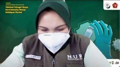 dr. Syifa Mustika memaparkan materi dalam webinar yang digelar Tugu Media Group. (Foto: Dokumen) tugu jatim faktor pandemi covid-19 belum selesai