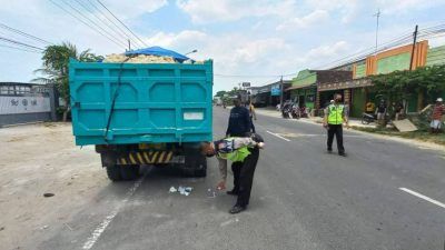 Jajaran kepolisian dari Unit Laka Satlantas Polres Tuban melakukan olah TKP kecelakaan di Jalan K.H Fatkurahman Kaprawi, Desa Bogorejo, Kecamatan Merakurak, Kabupaten Tuban, Minggu (3/10/201). (Foto: Satlantas Polres Tuban) tabrak truk parkir tugu jatim