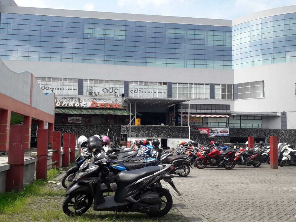 Kondisi parkir kendaraan bermotor di salah satu titik parkir di Kota Malang. (Foto: M. Sholeh/Tugu Malang/Tugu Jatim)