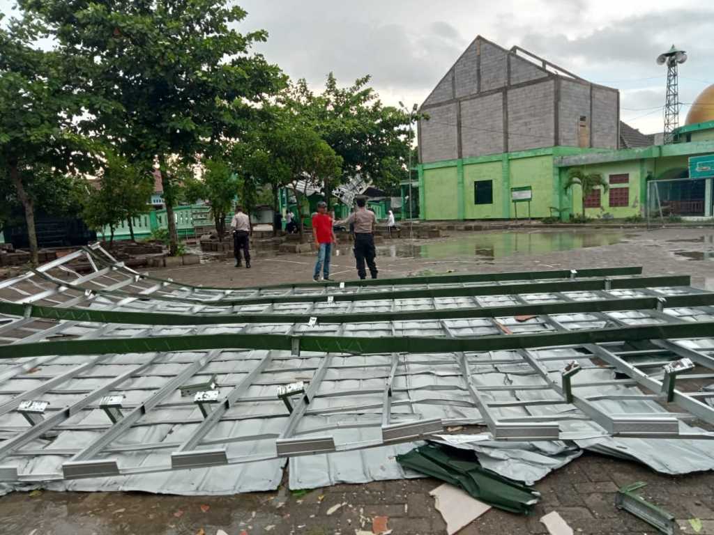Kondisi kerusakan gedung MWC NU di Kecamatan Kepohbaru Bojonegoro akibat diterpa hujan deras dan angin kencang pada Senin (18/10/2021). (Foto: Istimewa/Tugu Jatim)