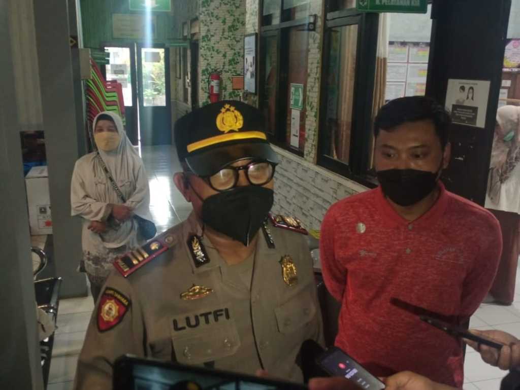 Kapolsek Pakis AKP M. Lutfi saat memberikan keterangan terkait penemuan bayi di Kecamatan Pakis, Kabupaten Malang, pada Sabtu (30/10/2021). (Foto: Istimewa/Tugu Jatim)