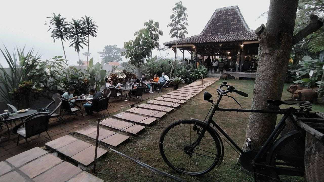 Pengunjung bisa menikmati pemandangan alam sambil menikmati menu di Warung Kopi Sontoloyo, Kota Batu. (Foto: M. Ulul Azmy/Tugu Malang/Tugu Jatim)