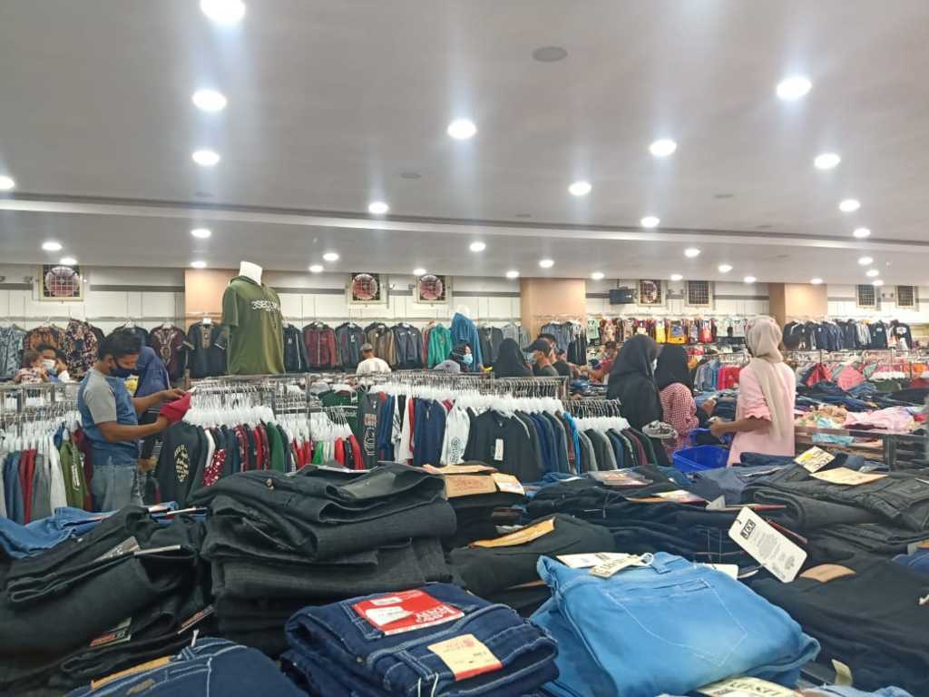 Pengunjung di salah satu pusat perbelanjaan di Baureno Bojonegoro. (Foto: Mila Arinda/Tugu Jatim)