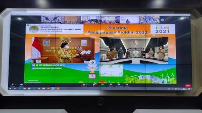 Penyerahan penghargaan Tropi Proklim Utama tahun 2021 secara virtual dari Kementerian Lingkungan Hidup (KLHK) kepada Pilanggede, Kecamatan Balen, Kabupaten Bojonegoro, Selasa (19/10/2021). (Foto: Istimewa/Tugu Jatim)