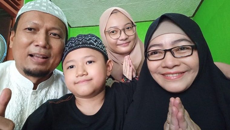 Trilis Agung Rudy Hermawan, bersama keluarga/tugu jatim