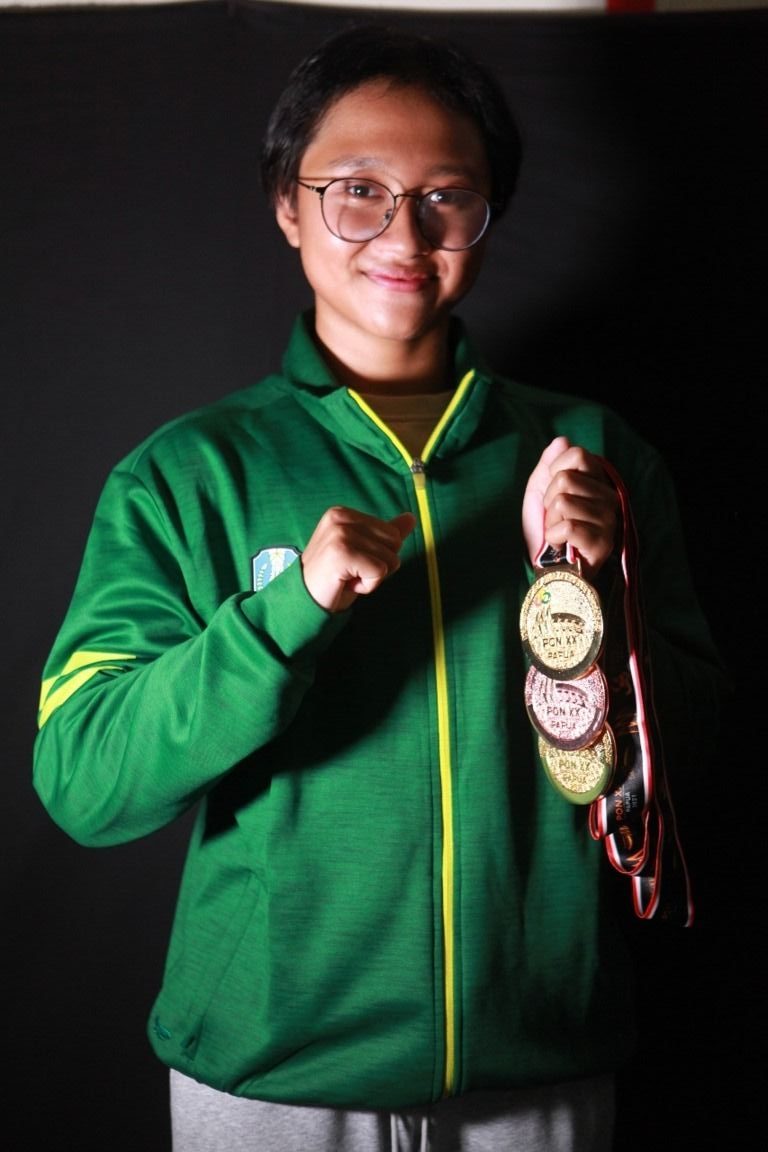 Izzy Dwifaiva Hefrisyanthi, atlet renang peraih 2 medali emas dan 1 perunggu di PON XX Papua. (Foto: Bayu Eka/Tugu Malang/Tugu Jatim)