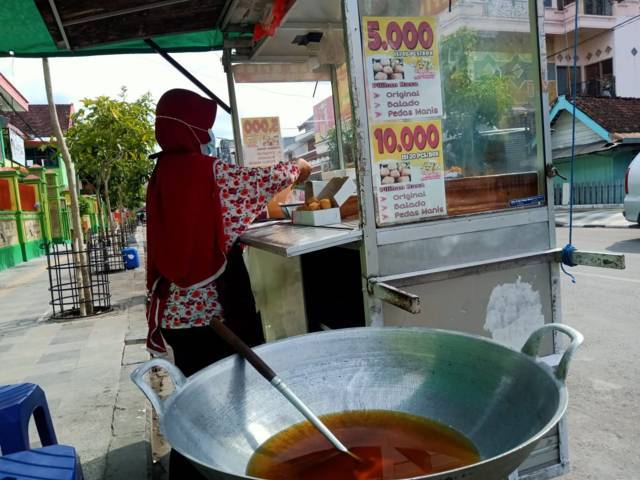 Ana, pedagang tahu krispi di Jalan Kartini Kota Bojonegoro. (Foto: Mila Arinda/Tugu Jatim) gorengan penjual gorengan
