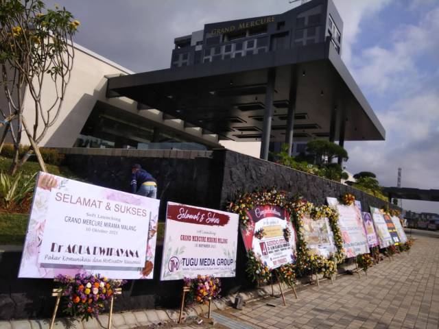Karangan bunga dari berbagai pihak di soft launching Grand Mercure Mirama Malang. (Foto: Dokumen) tugu jatim