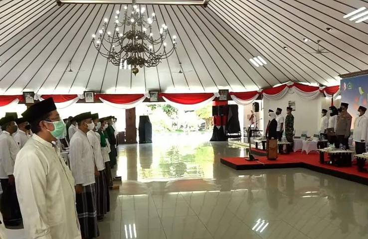 Upacara peringatan Hari Santri Nasional 2021 oleh Pemkab Bojonegoro. (Foto: YouTube/Pemkab Bojonegoro) tugu jatim