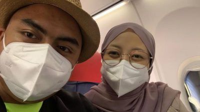 Irfan dan Nana di kursi nomor satu di pesawat Lion Air dari Bandara Soekarno-Hatta ke Bali.