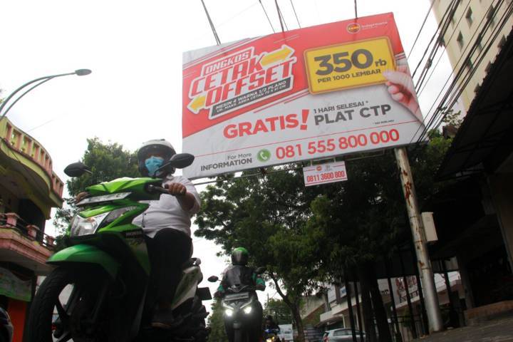Tampak logo Jade Indopratama berjajar dengan logo Tugu Media Group di bawah papan billboard. (Foto: Rubianto/Tugu Malang/Tugu Jatim)