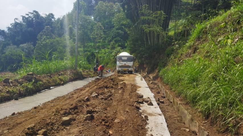 Akses jalan ke wisata Paralayang via Desa Brau dan Gunungsari di Kota Batu yang mulai diperbaiki. (Foto: M Ulul Azmy/Tugu Malang/Tugu Jatim)