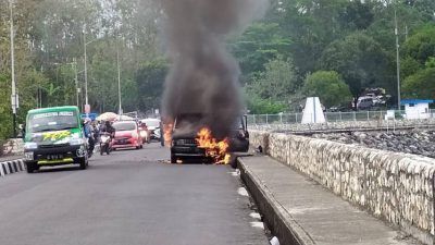 Suasana kebakaran mobil di Bendungan Karangkates, Kecamatan Sumberpucung, Kabupaten Malang, Minggu (3/10/2021) siang. (Foto: Damkar Kabupaten Malang) kebakaran mobil mobil terbakar tugu jatim