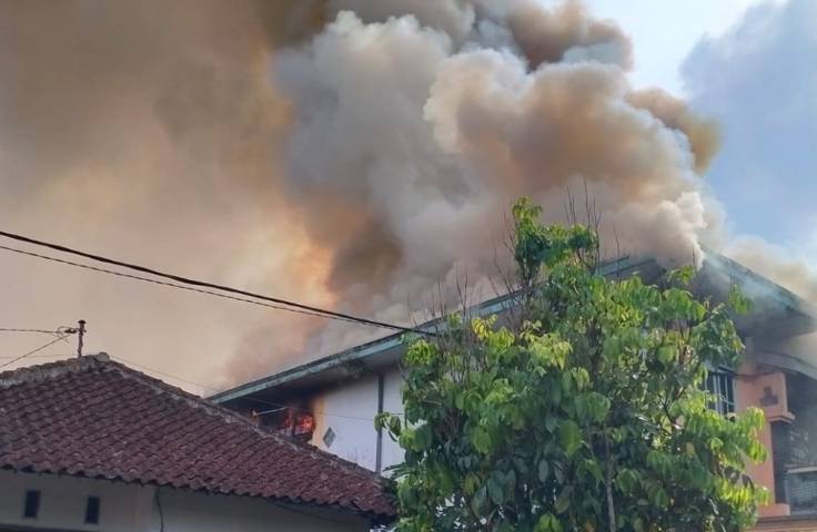 Kepulan asap akibat kebakaran di Kota Malang tampak membubung tinggi. (Foto: Dokumen warga) tugu jatim