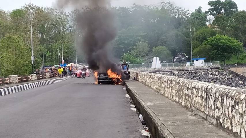 Suasana kebakaran mobil di Bendungan Karangkates, Kecamatan Sumberpucung, Kabupaten Malang, Minggu (3/10/2021) siang. (Foto: Damkar Kabupaten Malang) tugu jatim