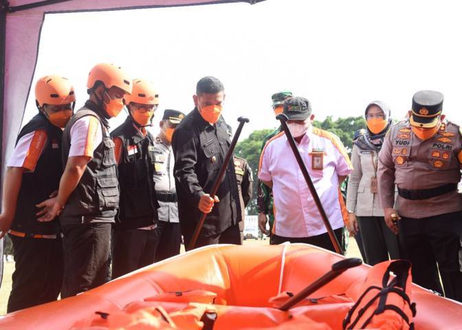 Wali Kota Kediri Abdullah Abu Bakar saat mengecek perahu karet untuk kesiapsiagaan bencana hidrometeorologis, Senin (25/10/2021). (Foto: Pemkot Kediri) tugu jatim
