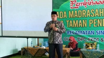 Kepala Kemenag Tuban, Sahid memberikan pembinaan terhadap 144 penyelenggara Madrasah Diniyah Takmiliyah dan Taman Pendidikan Al-Qur'an wilayah kecamatan Singgahan dan Parengan, Jumat (8/10/2021). (Foto: Humas Kemenag Tuban) tugu jatim