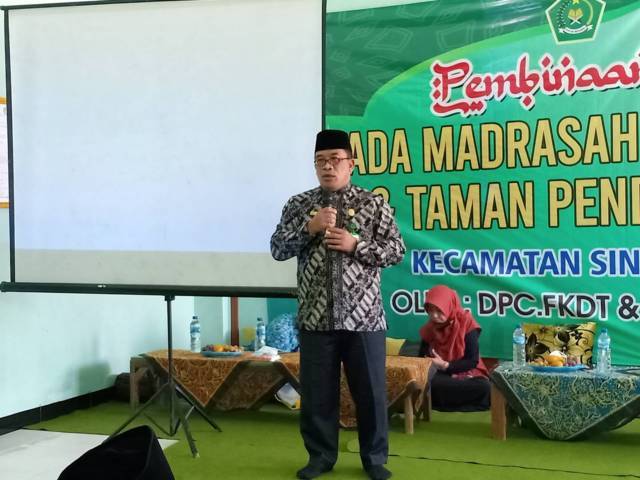 Kepala Kemenag Tuban, Sahid memberikan pembinaan terhadap 144 penyelenggara Madrasah Diniyah Takmiliyah dan Taman Pendidikan Al-Qur'an wilayah kecamatan Singgahan dan Parengan, Jumat (8/10/2021). (Foto: Humas Kemenag Tuban) tugu jatim