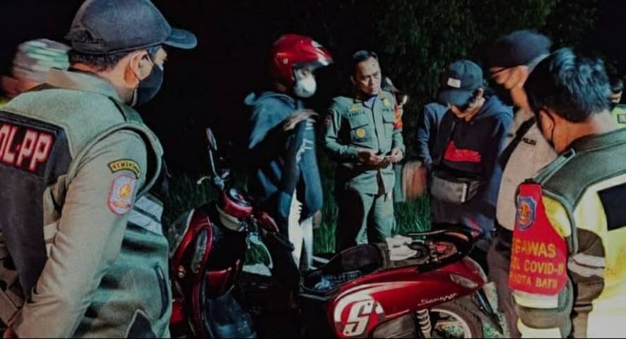 2 Pekan, Satpol PP Kota Batu Tindak 370 Orang yang Nekat Berkerumun 6 Aparat tim gabungan saat membubarkan kerumunan orang di sejumlah titik keramaian di Kota Batu. (Foto: Satpol PP Kota Batu) tugu jatim