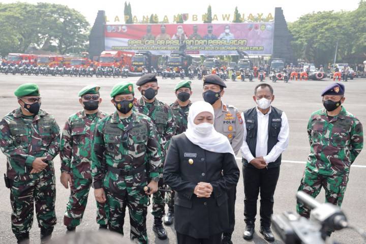 Gubernur Jawa Timur, Khofifah Indar Parawansa usai memimpin apel kesiapsiagaan bencana alam di lapangan Kodam V Brawijaya, Senin (25/10/2021). (Foto: Humas Polri) tugu jatim