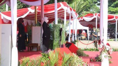 Gubernur Jawa Timur, Khofifah Indar Parawansa saat menjadi inspektur upacara dalam upacara Hari Sumpah Pemuda, di Alun-alun Tuban, Kamis (28/10/2021). (Foto: Dokumen) tugu jatim