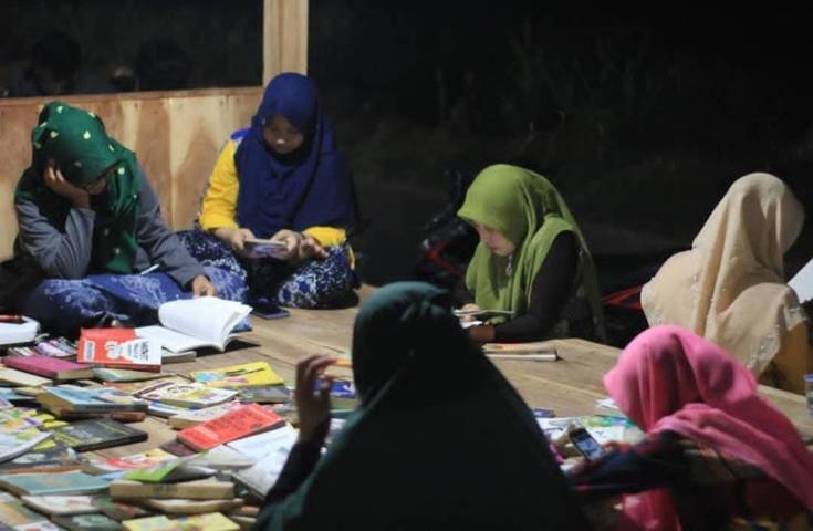 Lapak baca yang diinisiasi Perpus Jalanan Tuban, komunitas literasi desa yang digelar di sebuah pos ronda di Kabupaten Tuban. (Foto: Dokumen)