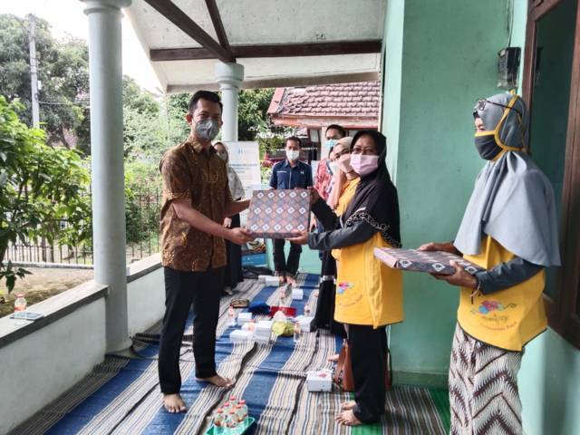 PT Paragon Technology and Innovation dan Human Initiative saat mengunjungi 'markas' Komunitas Rajut Nenjap di Kepanjen, Kabupaten Malang, Jumat (8/10/2021). (Foto: Rizal Adhi/Tugu Malang/Tugu Jatim)
