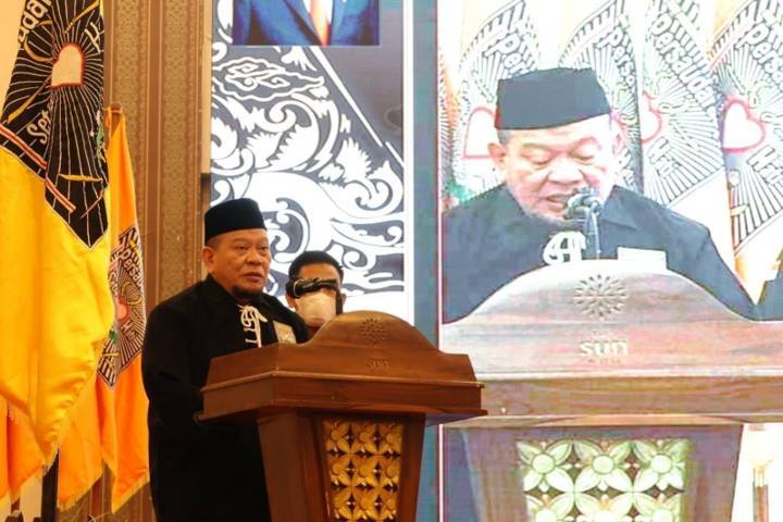 Ketua DPD RI, AA La Nyalla Mahmud Mattalitti saat memberikan sambutan usai dikukuhkan sebagai warga kehormatan Persaudaraan Setia Hati Terate (PSHT) di Sun Hotel, Jalan Letjen S Parman, Kota Madiun, Minggu (17/10/2021). (Foto: Dokumen)